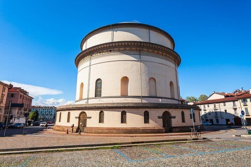 Bike tour in the historic center of Turin and Valentino Park