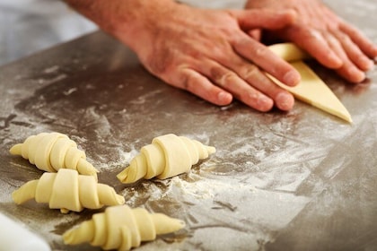 Cours de pâtisserie en petit groupe de Paris Croissants avec un chef