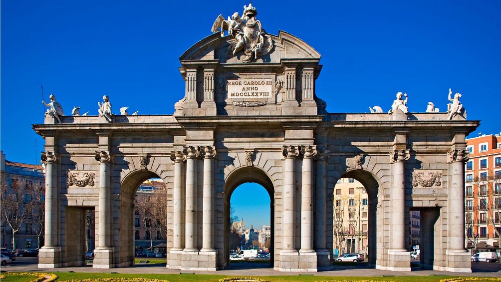 Apri foto 5 di 6. Alcala Gate in Madrid