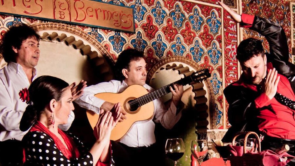 Foto 1 von 5 laden Flamenco dancers and band performing on stage.