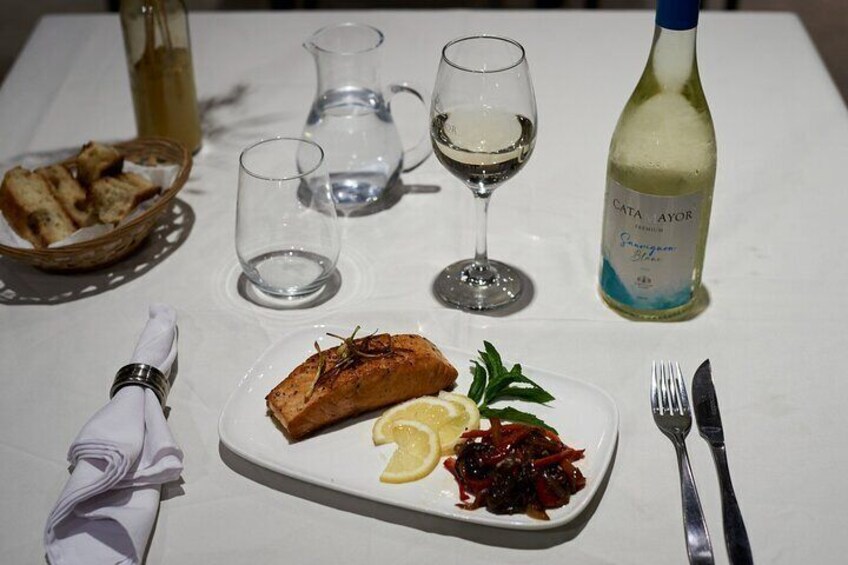 Salmon accompanied by sautéed vegetables