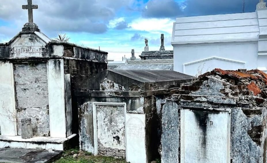 New Orleans Cemetery Insiders Tour- See Our Cemeteries