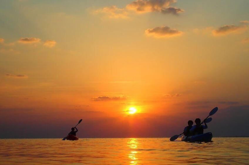 [Okinawa Miyako] [Evening] Twilight in the sea of silence... Sunset SUP / canoe