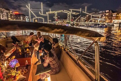 阿姆斯特丹小團體晚間運河遊船，包括葡萄酒、精釀啤酒、奶酪