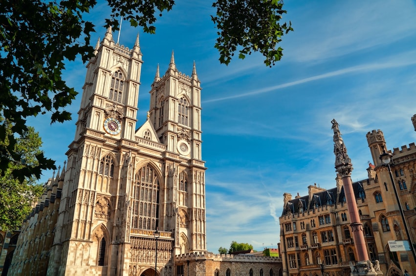 Combo: Royal London Tour & Changing of the Guard with Thames River Cruise