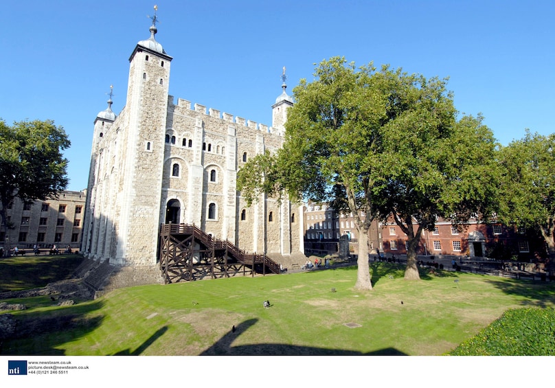 Apri foto 3 di 9. Combo: Crown Jewels with Jack the Ripper & Haunted London