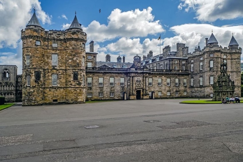 Edinburgh Full-Day Tour with Edinburgh Castle & Hop-on-Hop-Off Bus Tickets