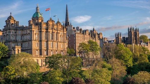 Edinburgh Full-Day Tour with Edinburgh Castle & Hop-on-Hop-Off Bus Tickets