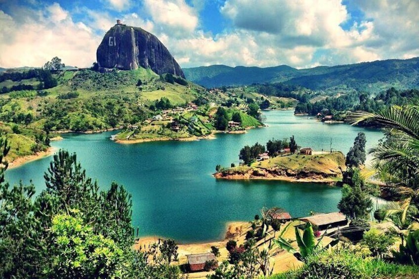 Live a different experience in Guatape, one of the most beautiful places in Colombia, and get to know its traditional food and the delicious flavor of Antioquia.