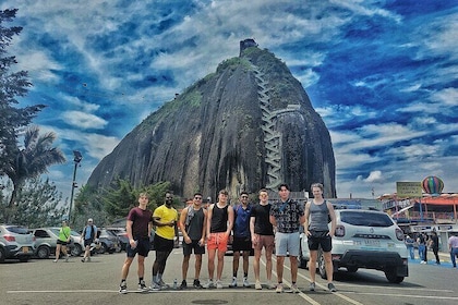 Guatapé Piedra del Peñol 遊覽 + 美食之旅和大壩遊船