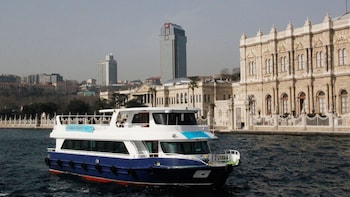 Bosphorus Cruise, Dolmabahce Palace & Asian Side Full-Day Tour