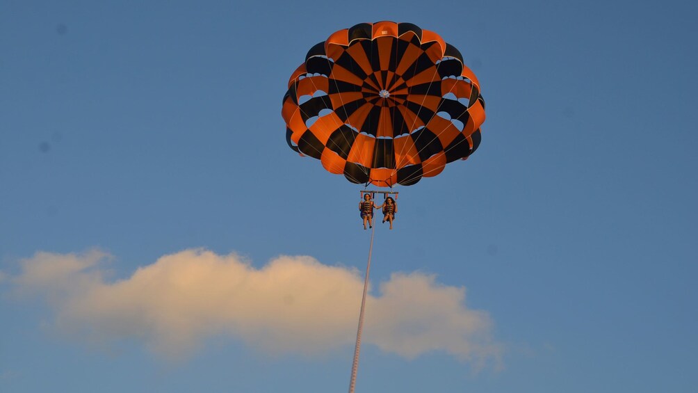 Charger l’élément 3 sur 5. Looking up at a pair of parasailers in the air in Santorini