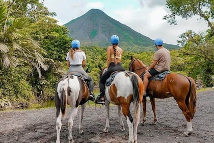 Esperienza a cavallo sul vulcano Arenal con piscine termominerali