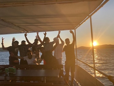 Split Rivieran auringonlaskun risteily kesän tunnelmilla veneessä