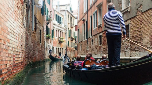 Small-Group City Tour with St. Mark's Basilica & Gondola Ride
