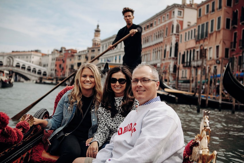 Small-Group City Tour with St. Mark's Basilica & Gondola Ride