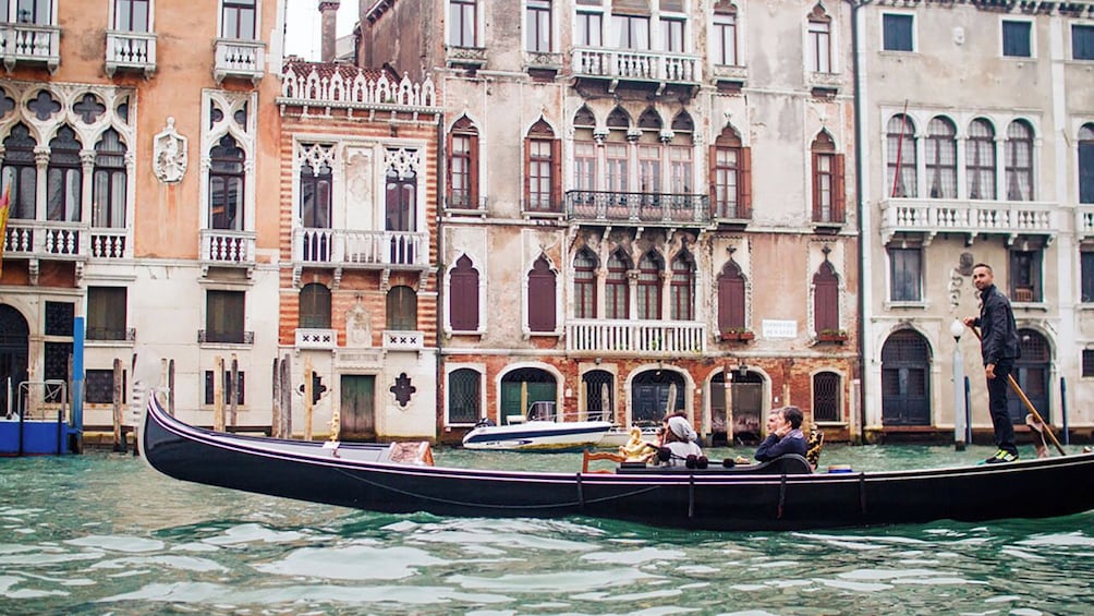 Small-Group City Tour with St. Mark's Basilica & Gondola Ride