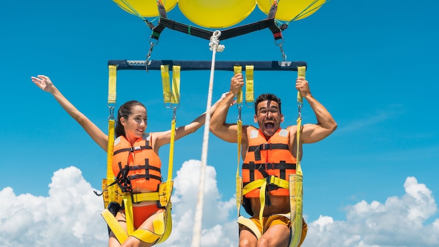 Combo Maroma Beach: Parasailing & Speed Boats