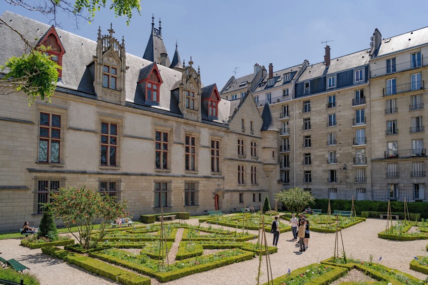 Guided Walking Tour: The Iconic Neighborhoods of Paris