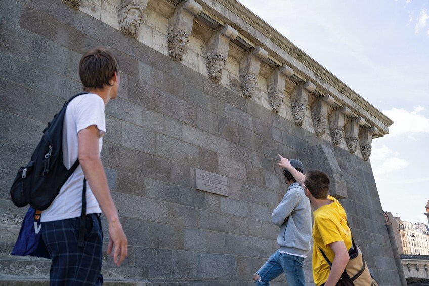 Guided Walking Tour: The Iconic Neighborhoods of Paris