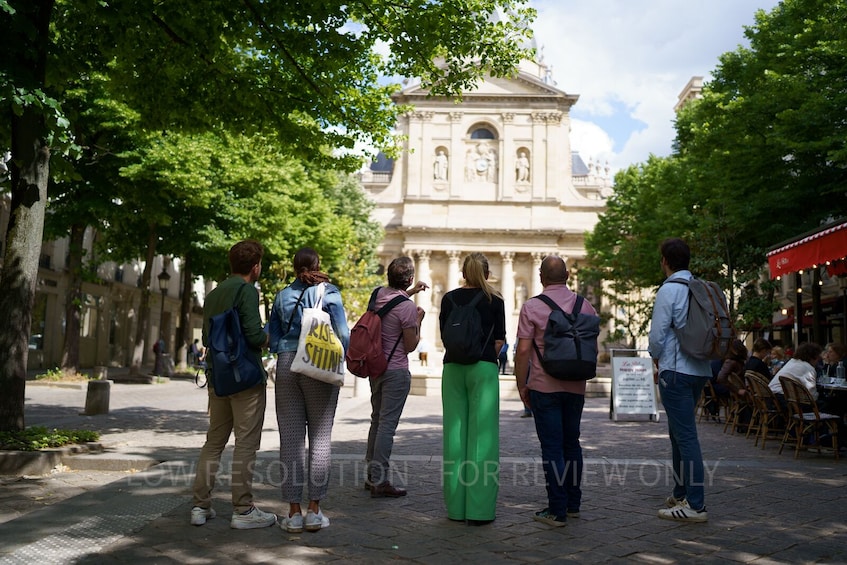 Guided Walking Tour: The Iconic Neighborhoods of Paris