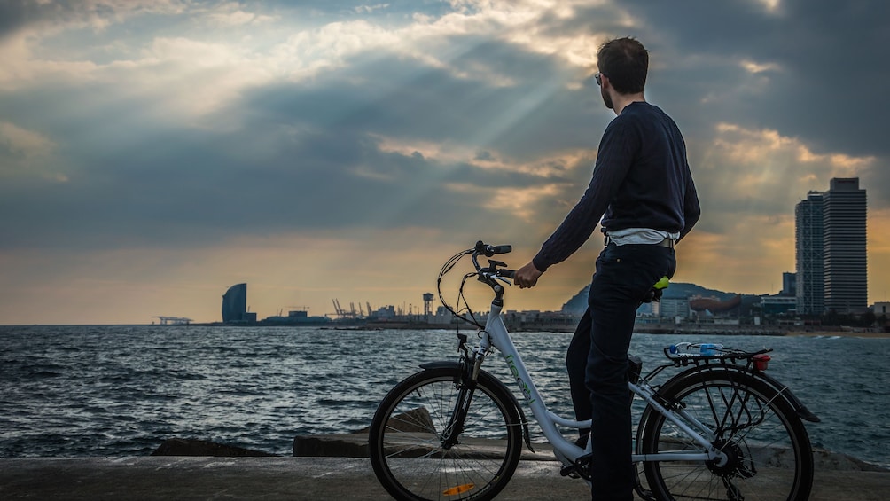 Apri foto 4 di 5. Bicyclist looks out at Bay in Spain