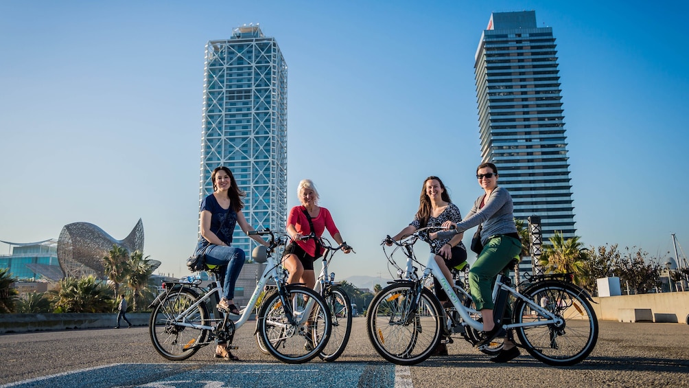 Apri foto 1 di 5. Four bicyclists pose in Spain
