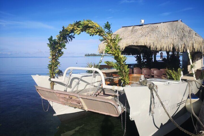 Traditional wedding on board with snorkeling and swimming in Bora Bora