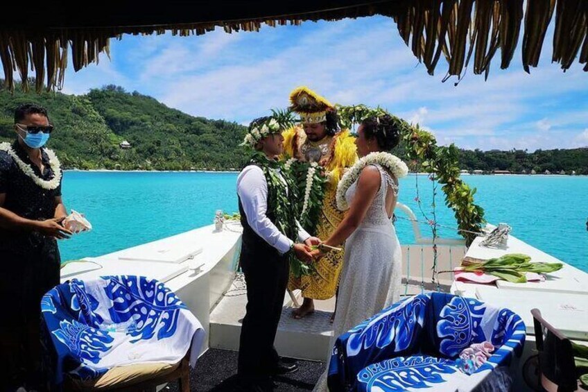 Traditional wedding on board with snorkeling and swimming in Bora Bora