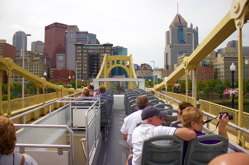 Carregar foto 4 de 8. Hop-On Hop-Off Double-Decker Bus Tour of Pittsburgh!