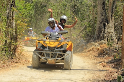 Excursión en ATV Xtreme y Tirolinas con Baño en Cenote y Comida