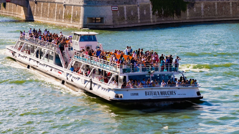 seine river cruise by bateaux mouches