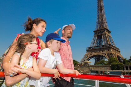 Les Bateaux-Mouches en visite touristique croisière sur la Seine