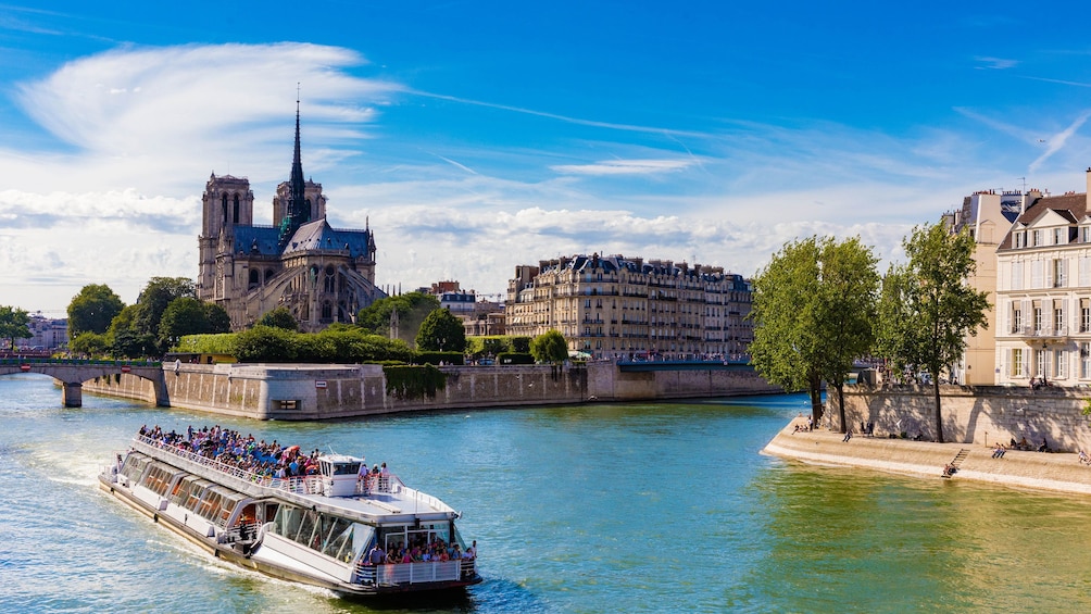 Calm Bateaux-Mouches Capital Sightseeing Cruise in Paris, France