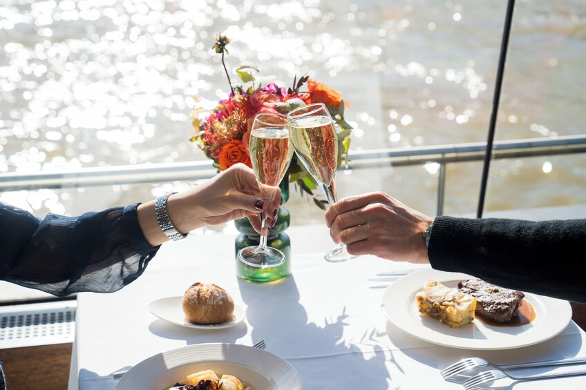 Bateaux Mouches: Lunch Cruise with Live Music