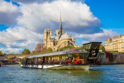 De authentieke Bateaux Mouches lunchcruise op de rivier de Seine in Parijs