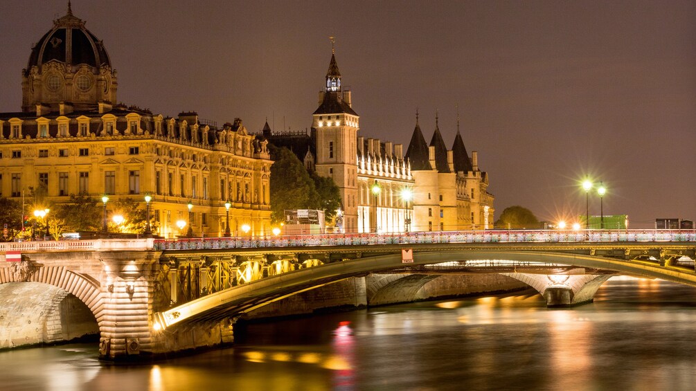 Cargar ítem 3 de 6. The Conciergerie in Paris