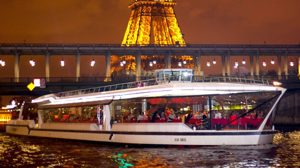 romantic dinner cruise in paris