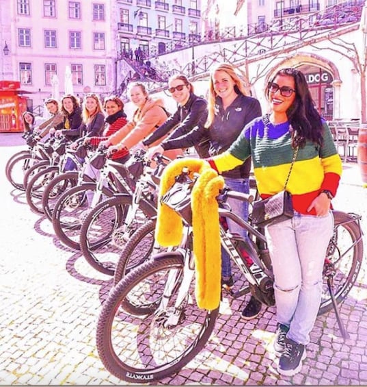 Foto 1 van 5. Bicycling tour group in Lisbon