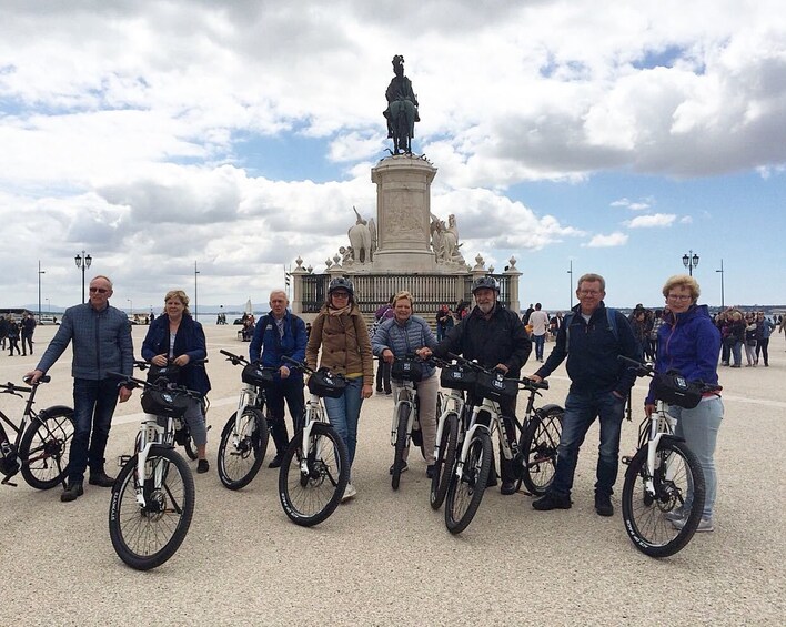 Foto 5 van 5. Tour group on bikes in Lisbon