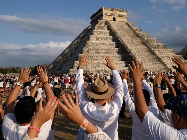 Chichén Itzá Day Trip with Cenote Hubiku and Valladolid