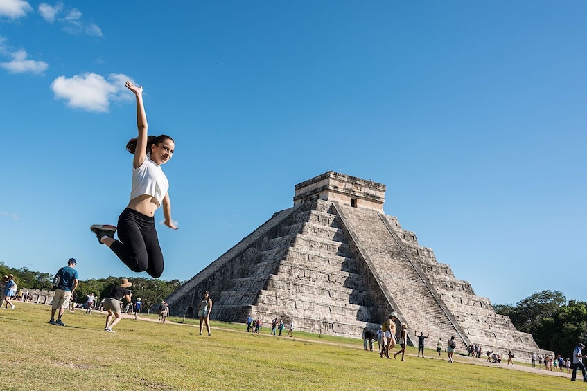 Chichén Itzá Day Trip with Cenote Hubiku and Valladolid