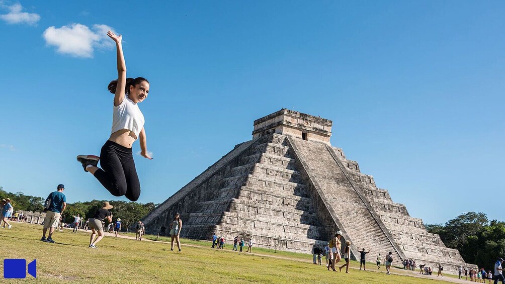 Chichén Itzá Day Trip with Cenote Hubiku and Valladolid