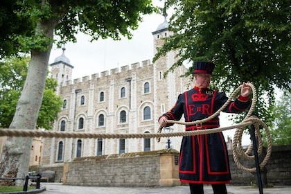 VIP Tower of London and Crown Jewels Tour with Private Beefeater Meet & Gre...