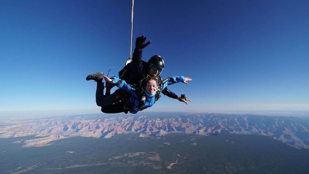 Foto 1 von 9 laden Tandem skydiving over the Grand Canyon