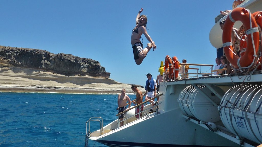 Ver elemento 4 de 5. woman diving from stern of boat