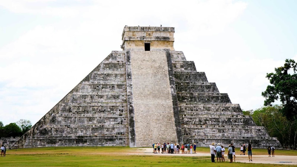 Charger l’élément 3 sur 10. looking up the steps of a temple in Cancun