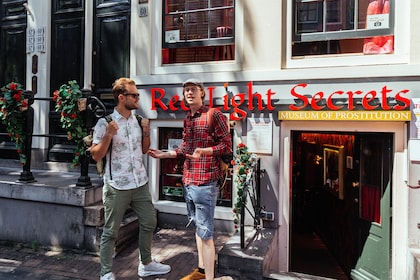Tour privato del quartiere a luci rosse di Amsterdam con una guida locale 