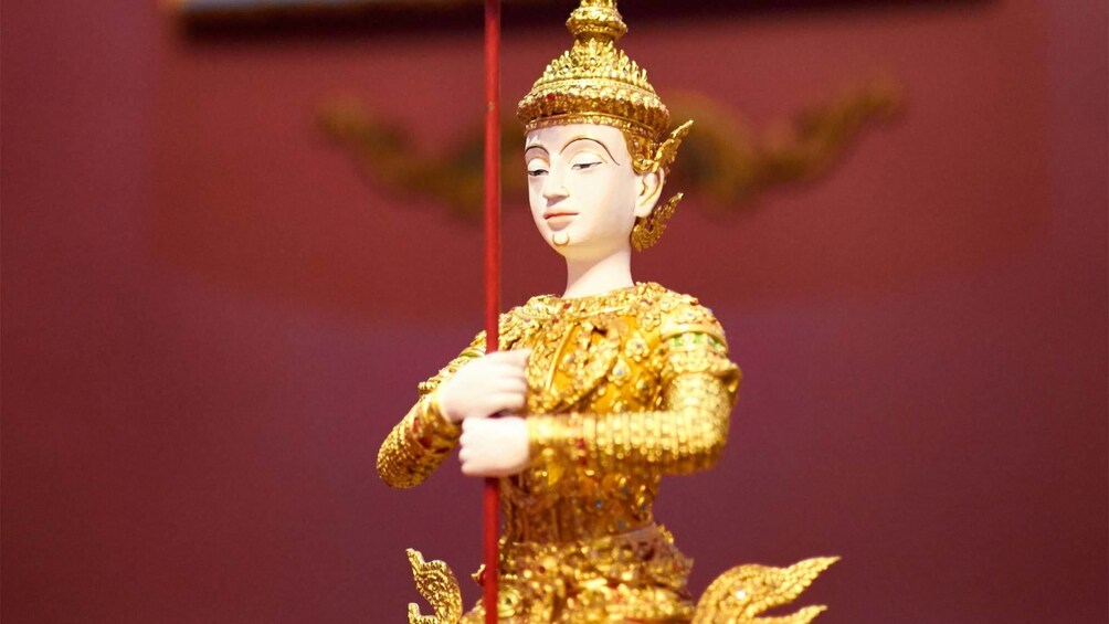 Foto 2 van 7. Statue at the Kamavijitra Museum in Bangkok, Thailand