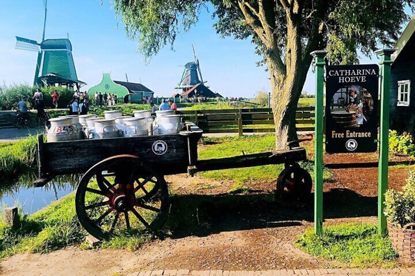 Giethoorn, Afsluitdijk, Zaanse Schans Day Tour Mini VIP Bus Incl. Hotel Pick Up